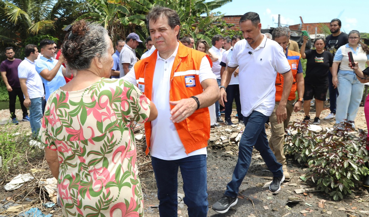 Evandro Leitão vistoria áreas de risco no Jardim das Oliveiras e Sapiranga