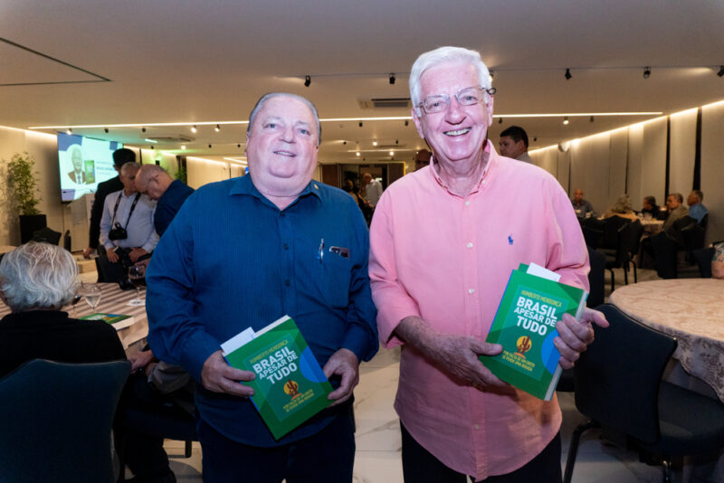 Indústria literária - Humberto Mendonça lança livro em evento na FIEC