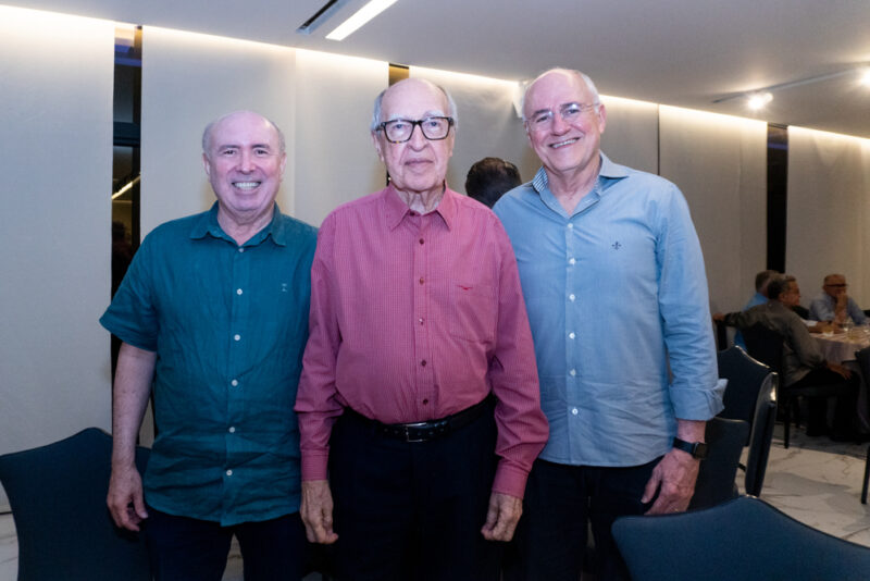 Indústria literária - Humberto Mendonça lança livro em evento na FIEC