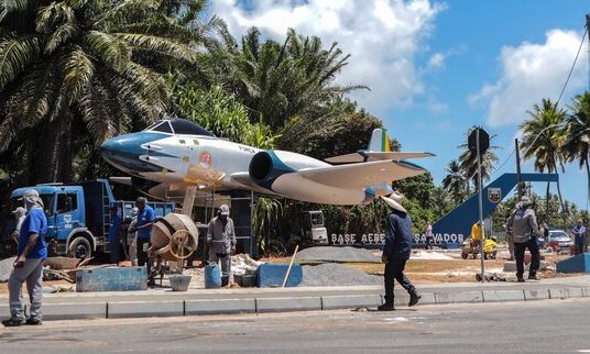 Salvador ganha espaço de contemplação de voos com caça F-8 restaurado