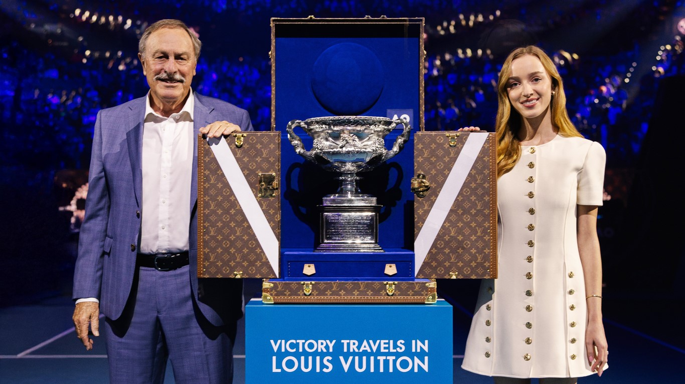 Phoebe Dynevor e John Newcombe entregam troféu do Australian Open 2025