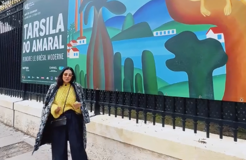 Alice Ferraz aprecia exposição com obras de Tarsila do Amaral em Paris