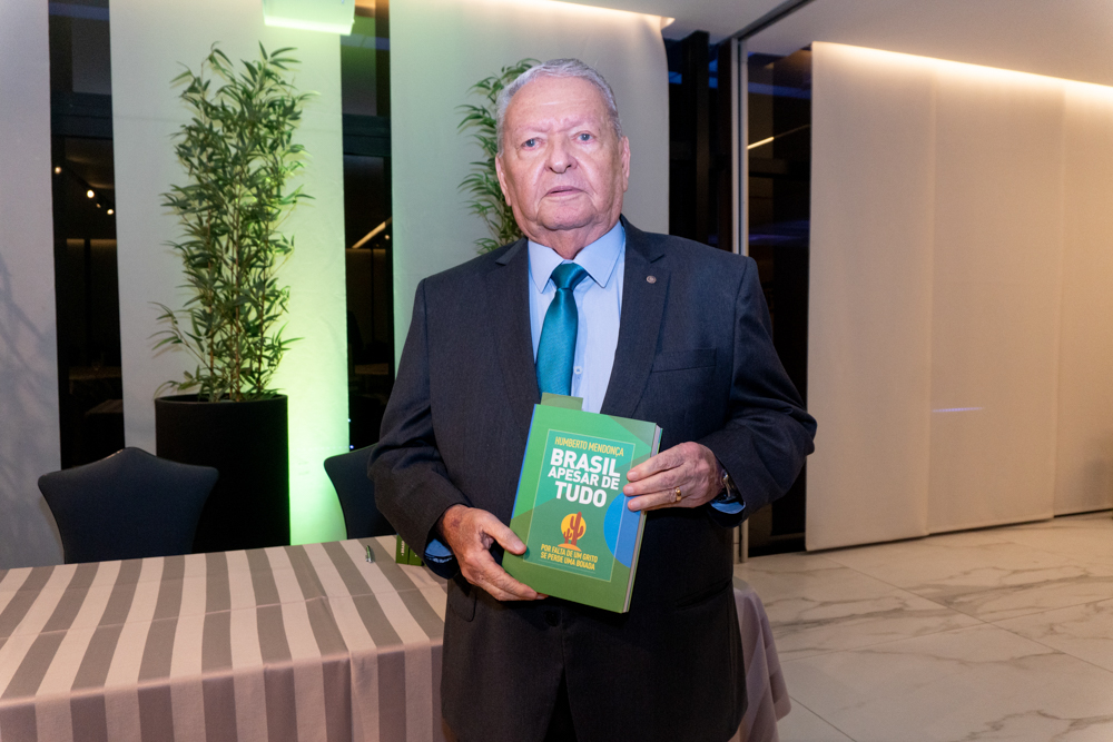 Humberto Mendonça lança livro em evento na FIEC