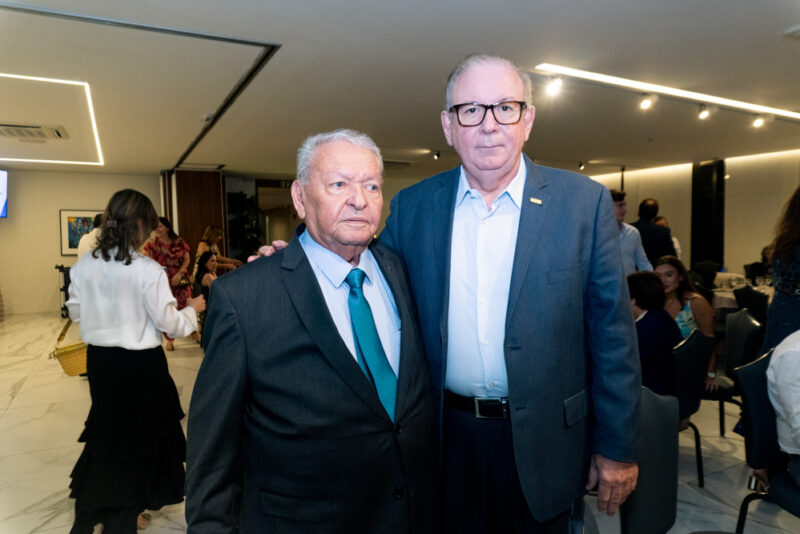 Indústria literária - Humberto Mendonça lança livro em evento na FIEC