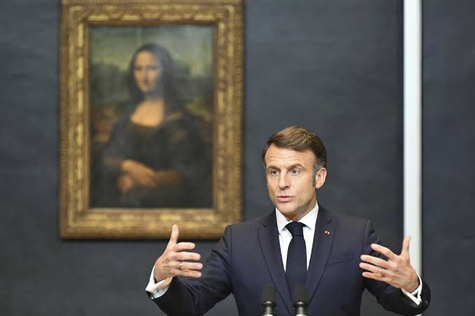 Macron anuncia reforma no Louvre