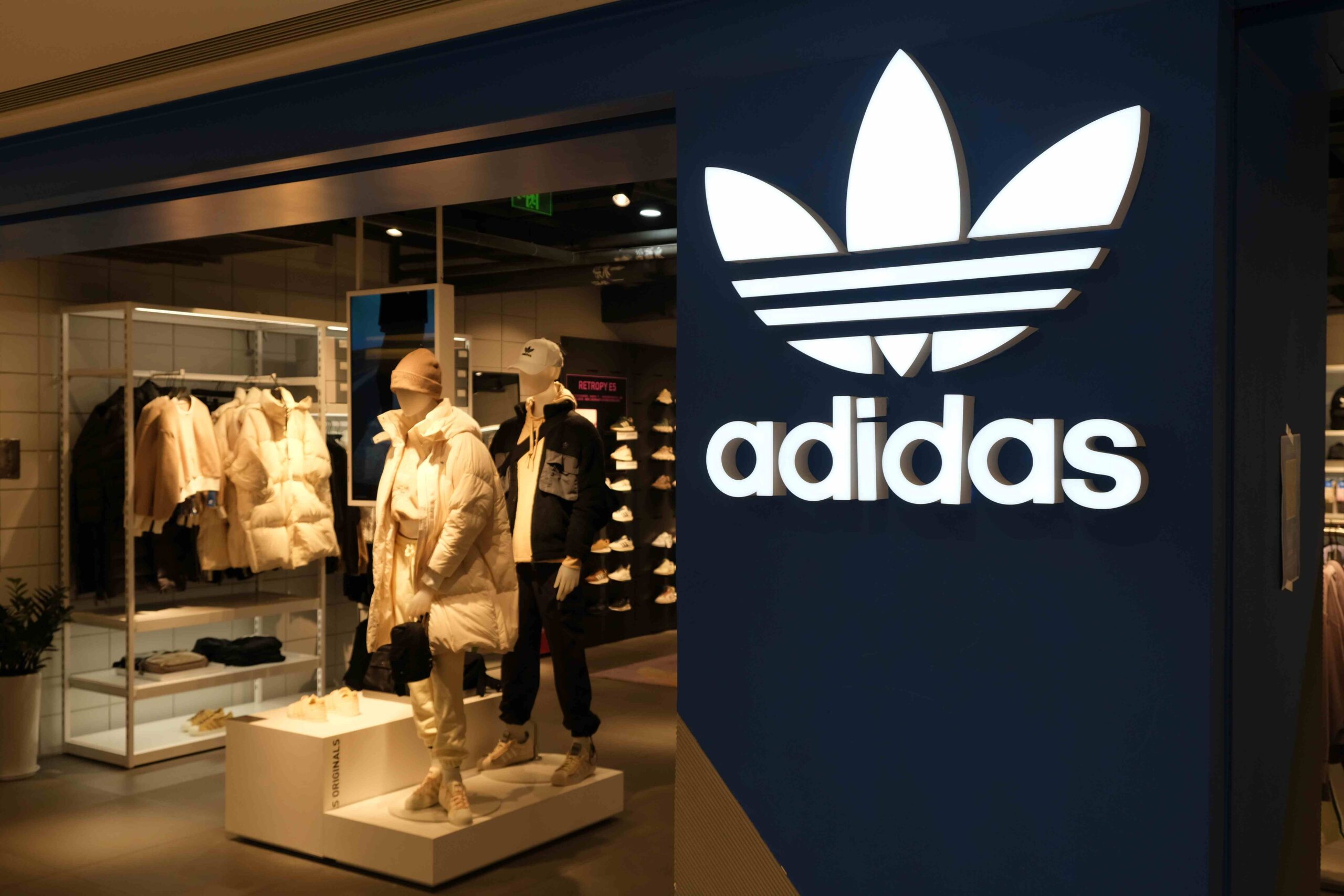 Adidas tem lucro operacional de 1,34 bilhão de euros em 2024