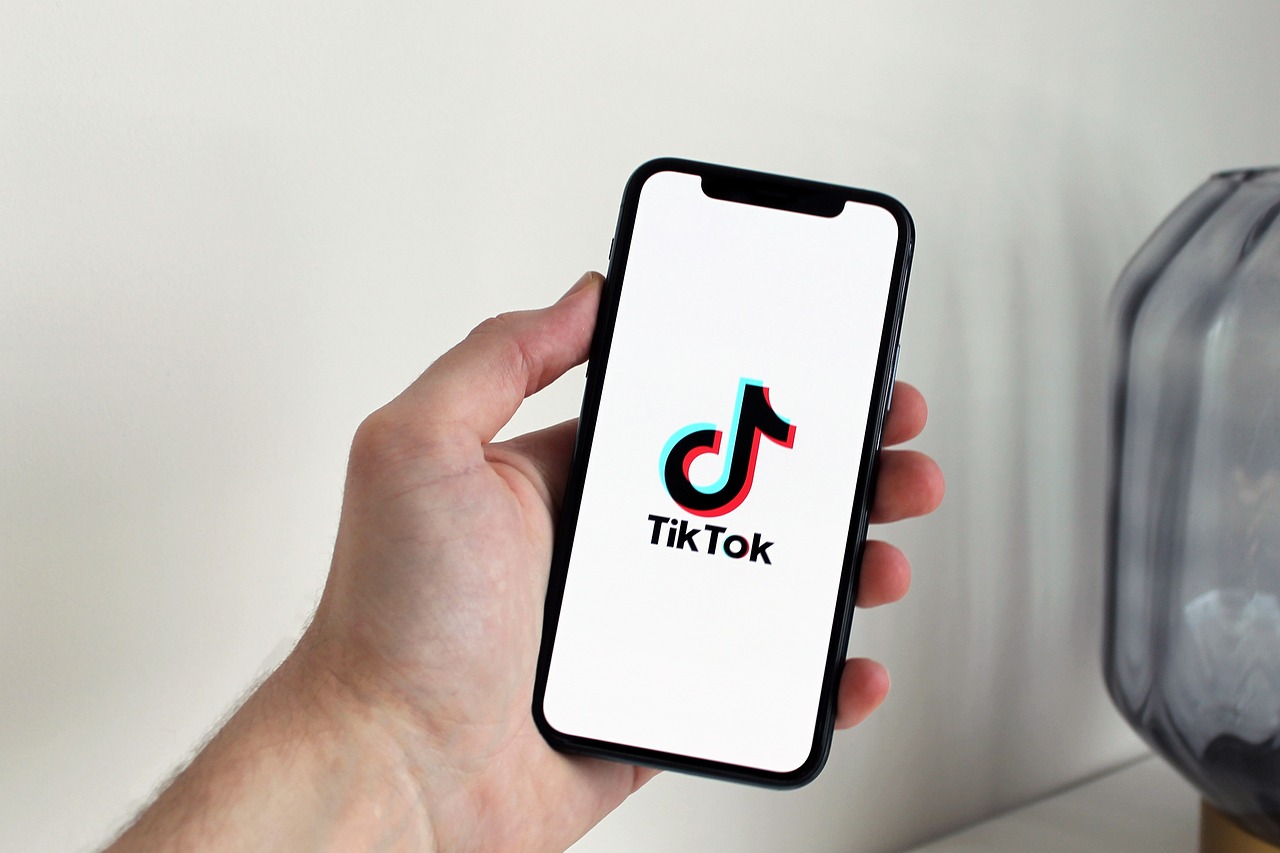 CEO do TikTok agradece a Trump e reafirma compromisso com liberdade de expressão nos EUA