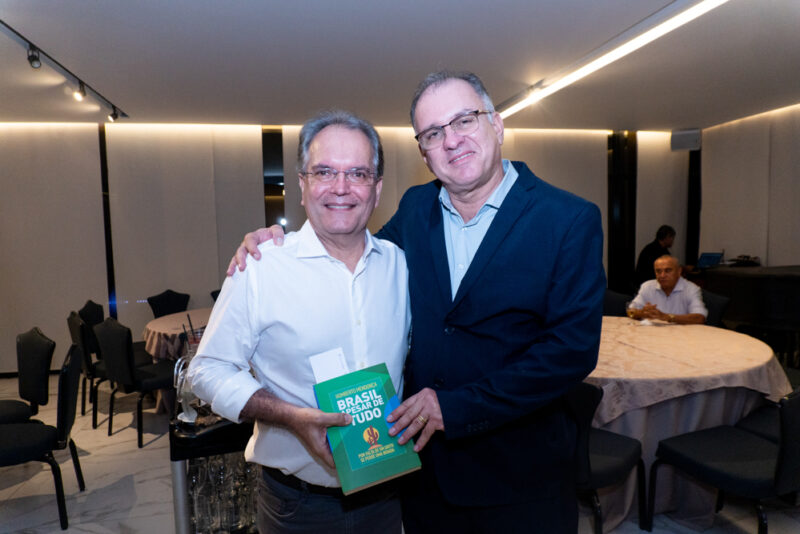 Indústria literária - Humberto Mendonça lança livro em evento na FIEC