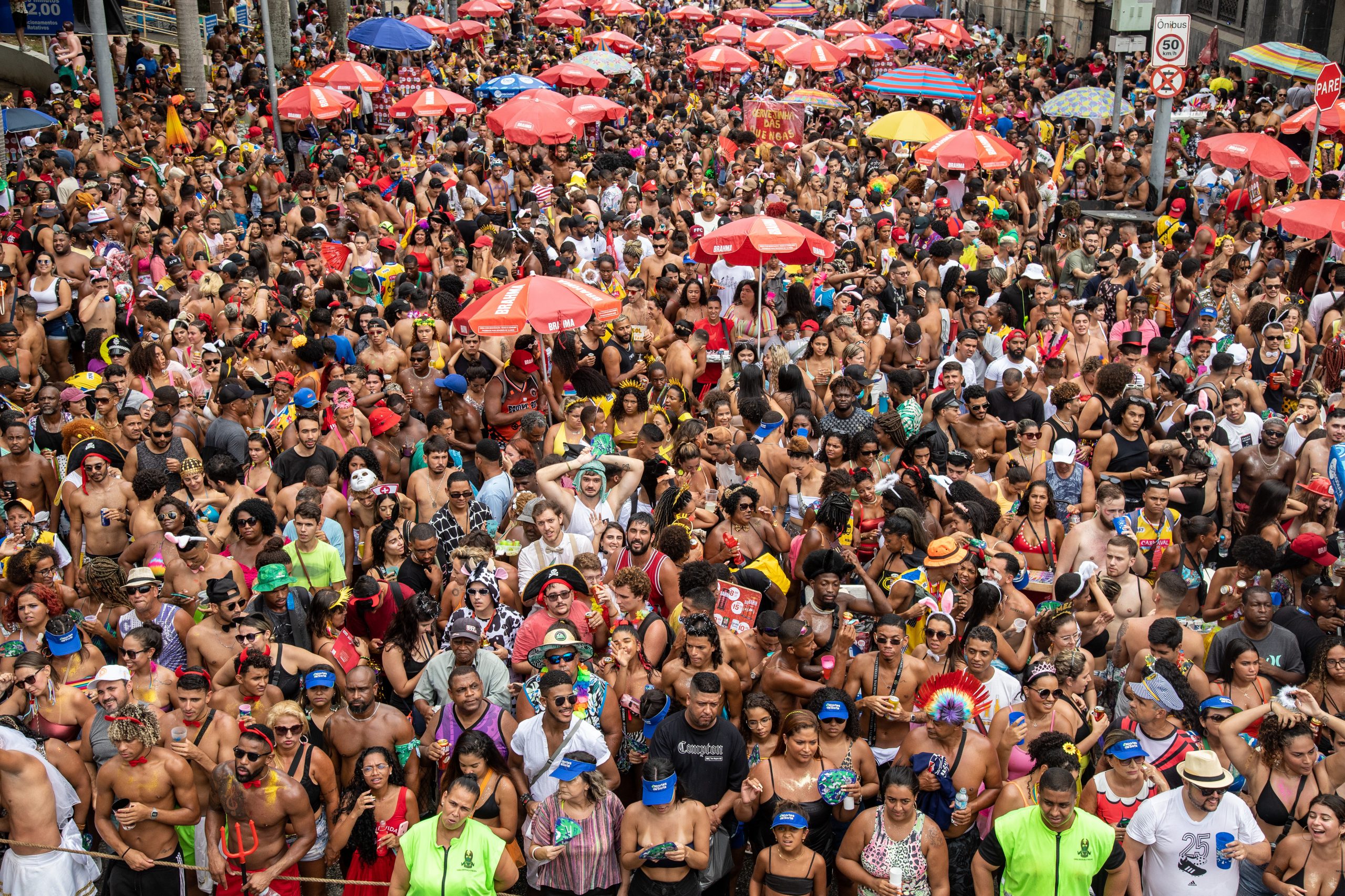 Bloquinhos de rua, dicas de looks e de segurança: saiba como a IA da Luzia pode ajudar usuários a se prepararem para o Carnaval