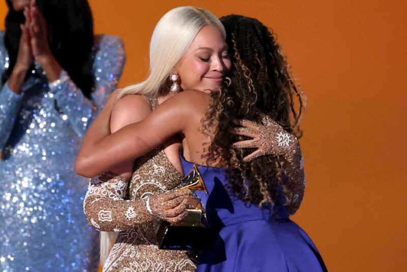 Beyoncé e Blue Ivy após vitória Do Álbum Do Ano