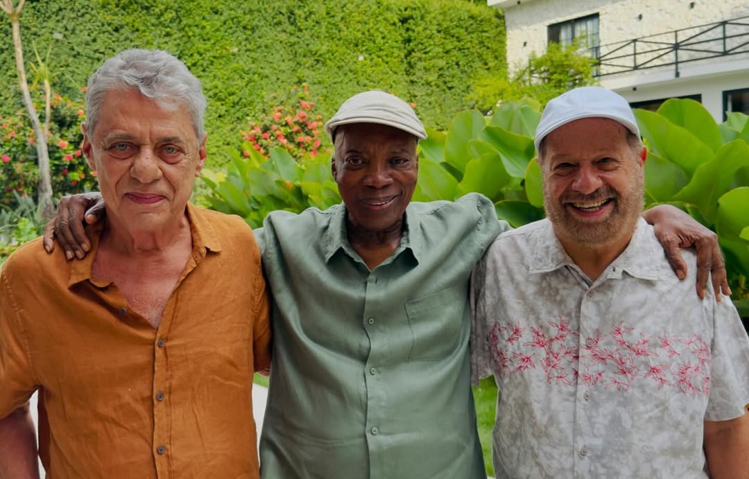 Milton Nascimento recebe Chico Buarque e João Bosco em sua residência no Rio