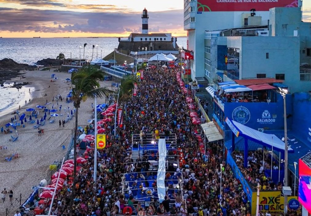 Furdunço arrasta multidão e abre alas para o Carnaval de Salvador