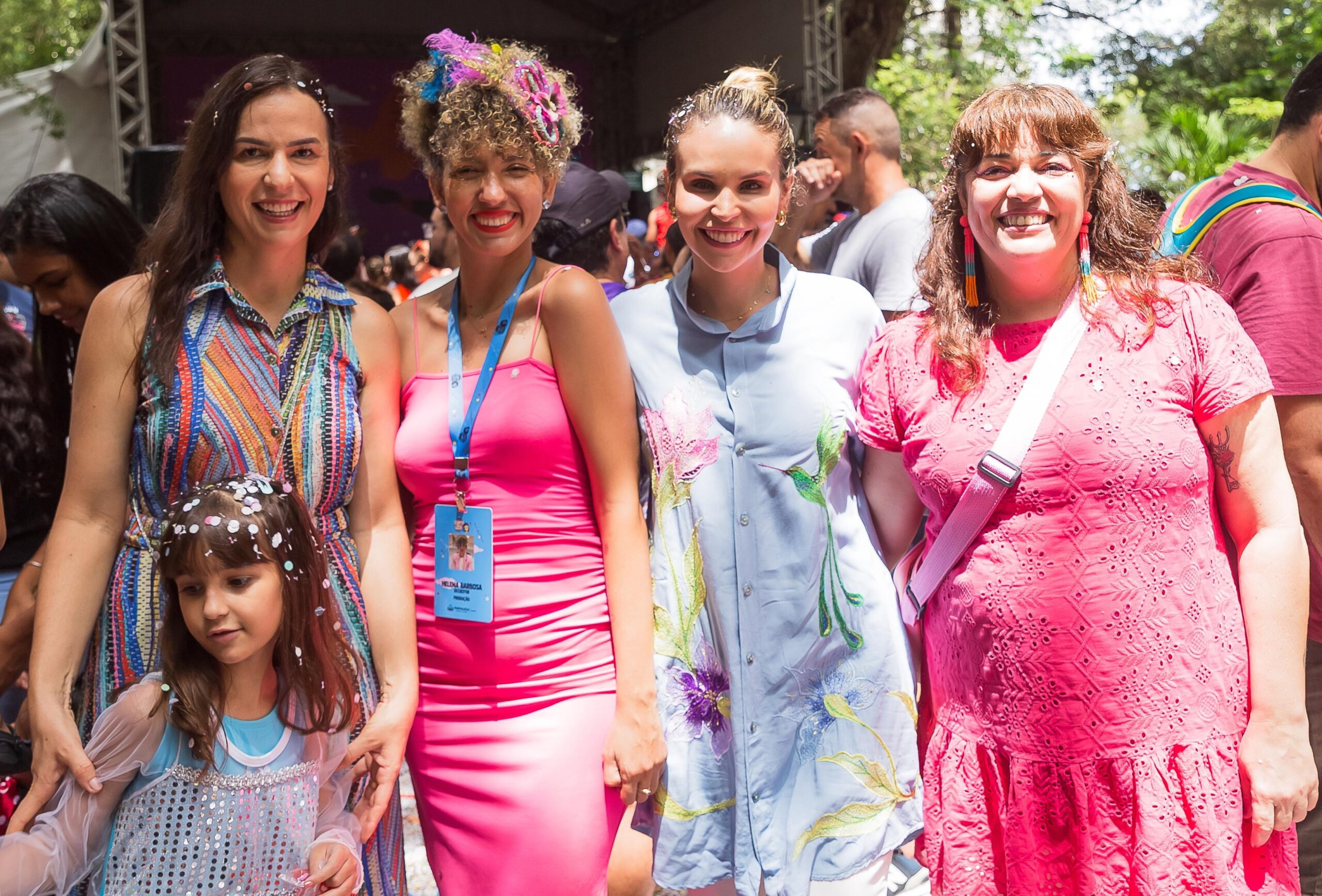 Lia de Freitas e Gabriella Aguiar prestigiam pré-carnaval infantil no Passeio Público