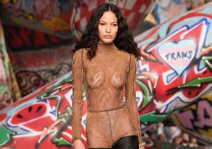 Modelo brasileira Luana Guimarães brilha em desfile da Diesel na Milan Fashion Week