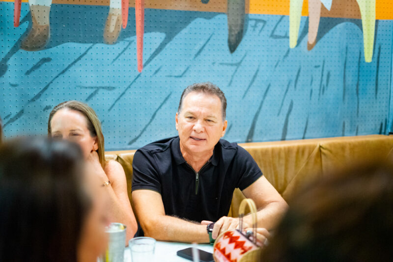 Comemoração intimista - Révia Lima celebra aniversário com grupo de amigos no Giz Cozinha Boêmia