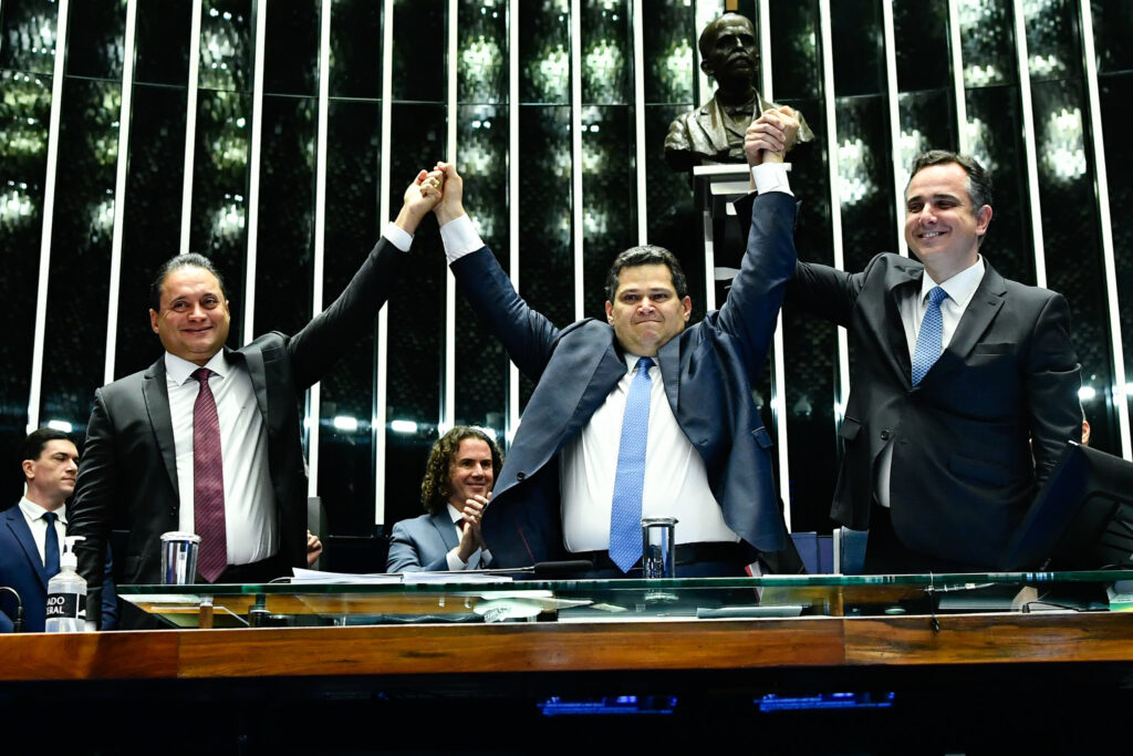 Senador Davi Alcolumbre é parbenizado por Rodrigo Pacheco e se senadoe Weverton Rocha Marques de Sousa. Foto Geraldo Magela Agência Senado