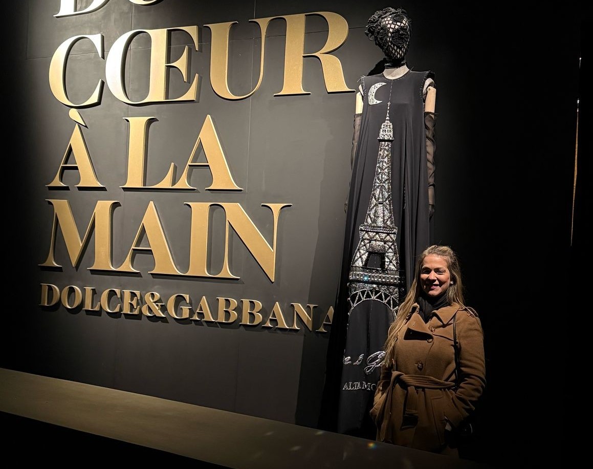 Pompeu Vasconcelos e Mariana da Fonte conferem exposição de Dolce & Gabbana, em Paris