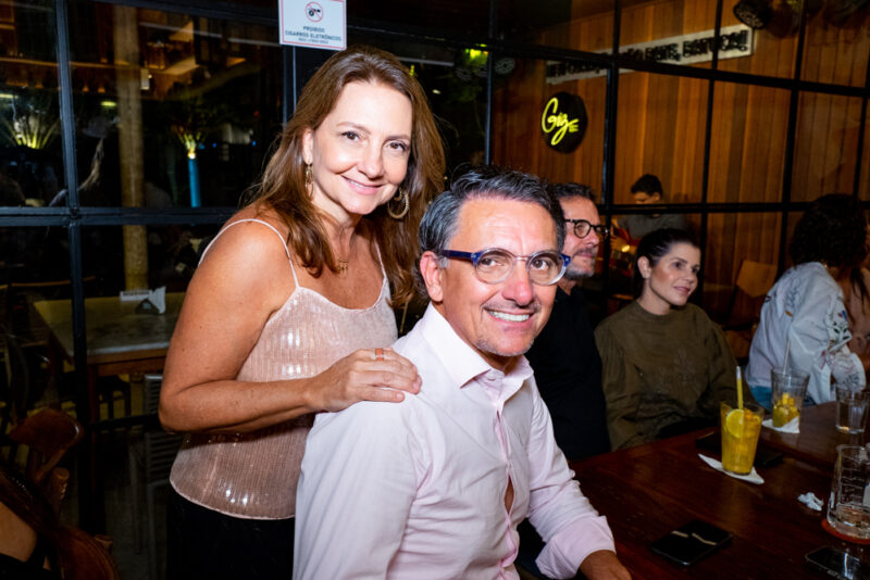 Comemoração intimista - Révia Lima celebra aniversário com grupo de amigos no Giz Cozinha Boêmia