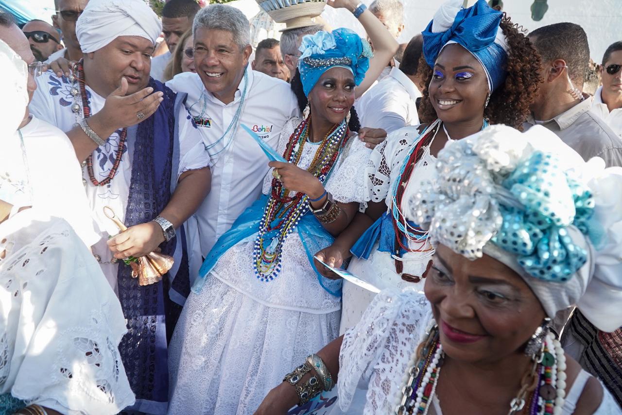 Governador da Bahia participa da Festa de Yemanjá e entrega oferenda em Salvador