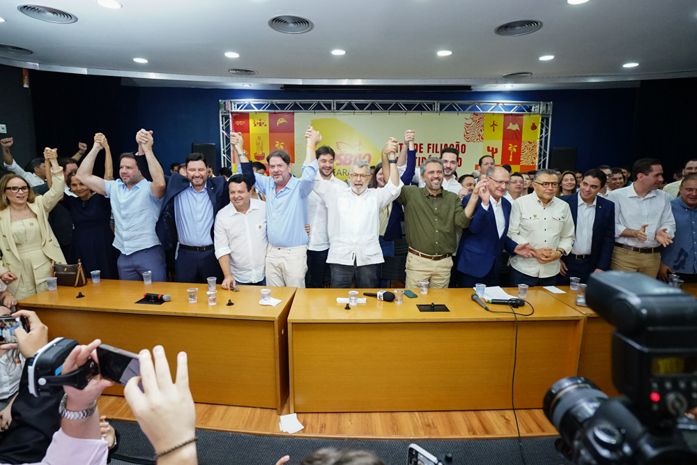 PSB filia 12 deputados no Ceará em evento com a presença de Geraldo Alckmin, Cid Gomes e Elmano de Freitas