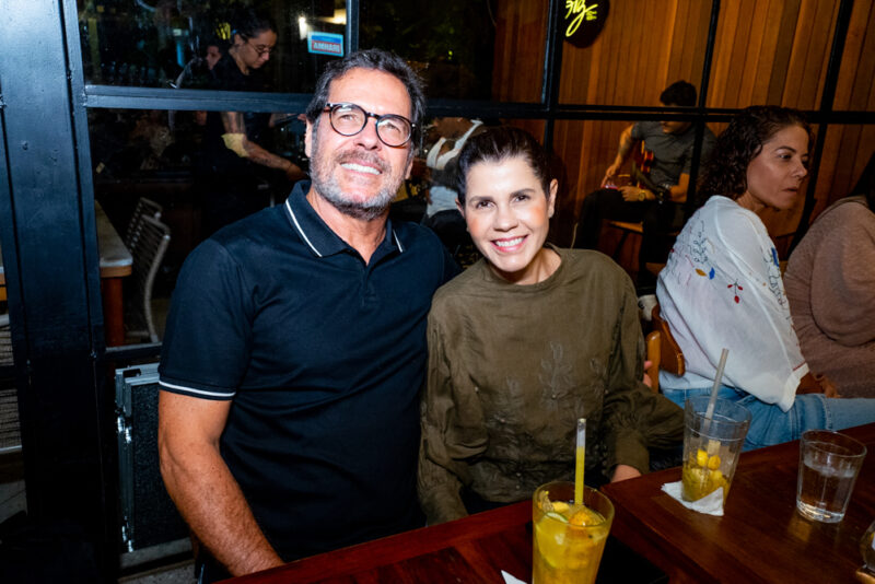 Comemoração intimista - Révia Lima celebra aniversário com grupo de amigos no Giz Cozinha Boêmia