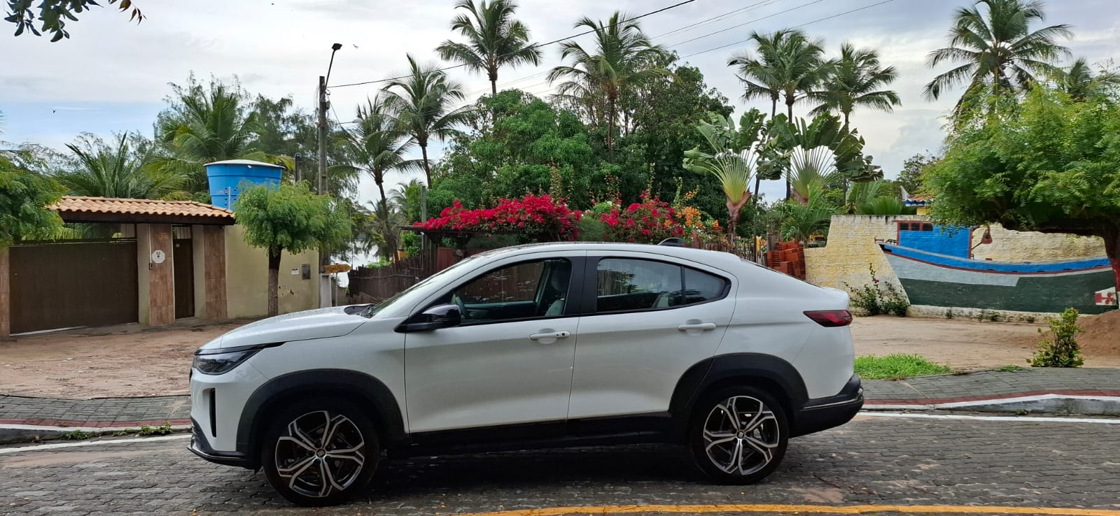 Dirigi o Fiat Fastback Hybrid. Econômico, ele é ideal para a cidade