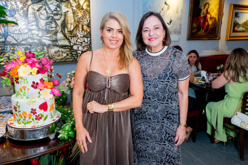 Nova idade - Letícia Studart comemora aniversário em festa surpresa organizada por Martinha Assunção