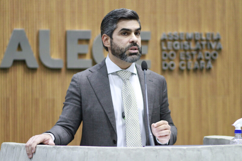 Deputado Queiroz Filho na tribuna da Assembleia Legislativa. Foto: Junior Pio/Alece