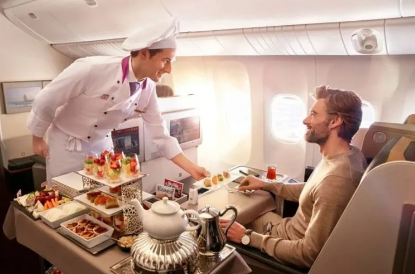 Gastronomia a bordo: como as companhias aéreas de luxo estão elevando o padrão da primeira classe