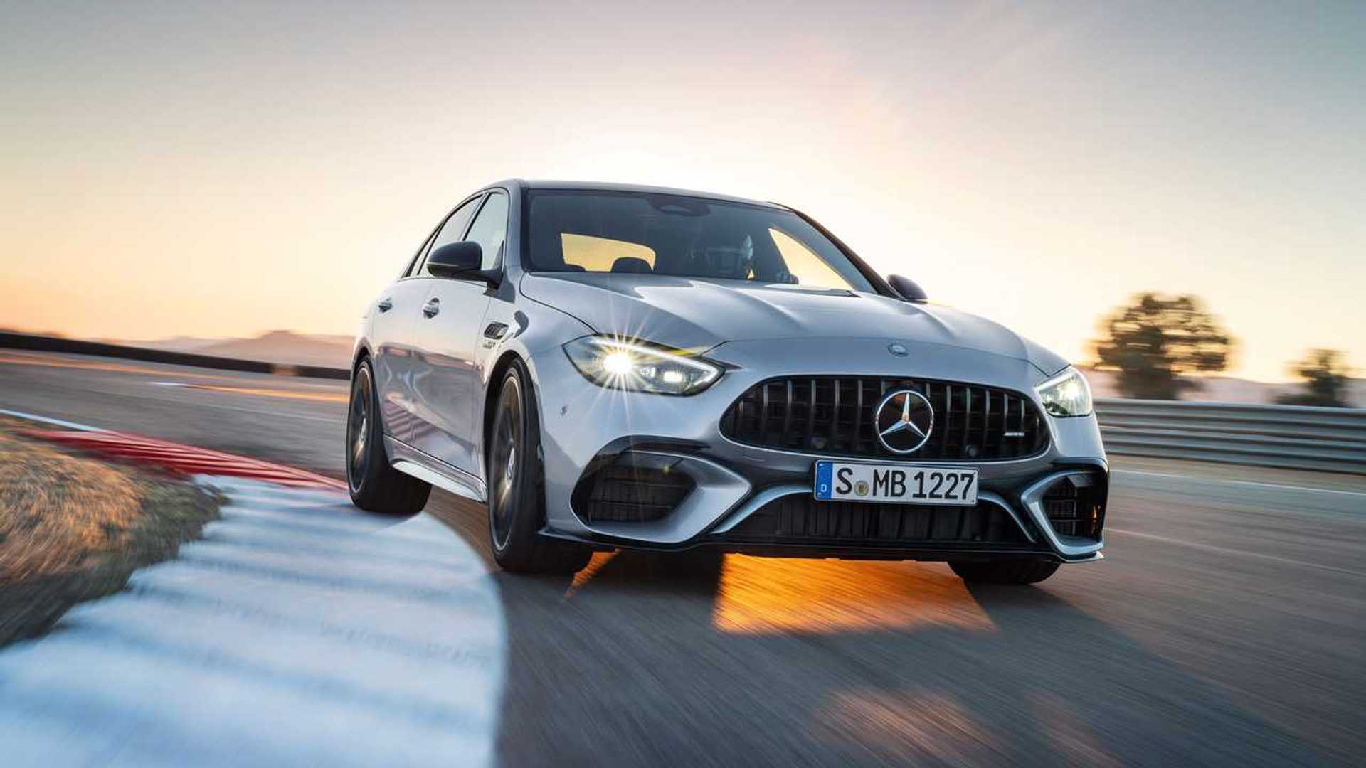 Mercedes-AMG C 63 dá um “boom” em desempenho e combinou bem com a eletrificação