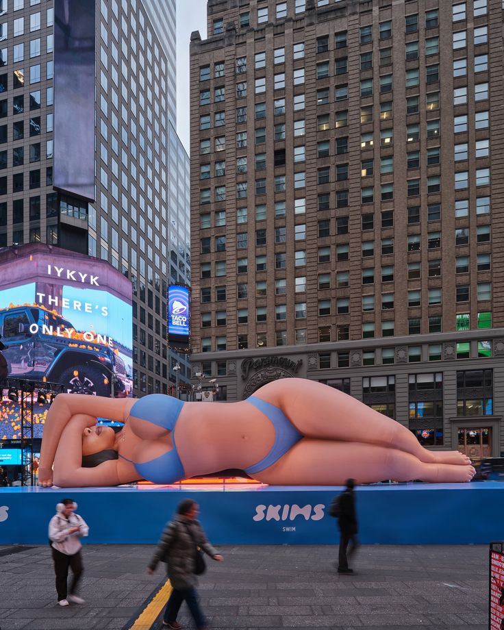 Réplica gigante de Kim Kardashian é colocada na Times Square para promover coleção de moda praia