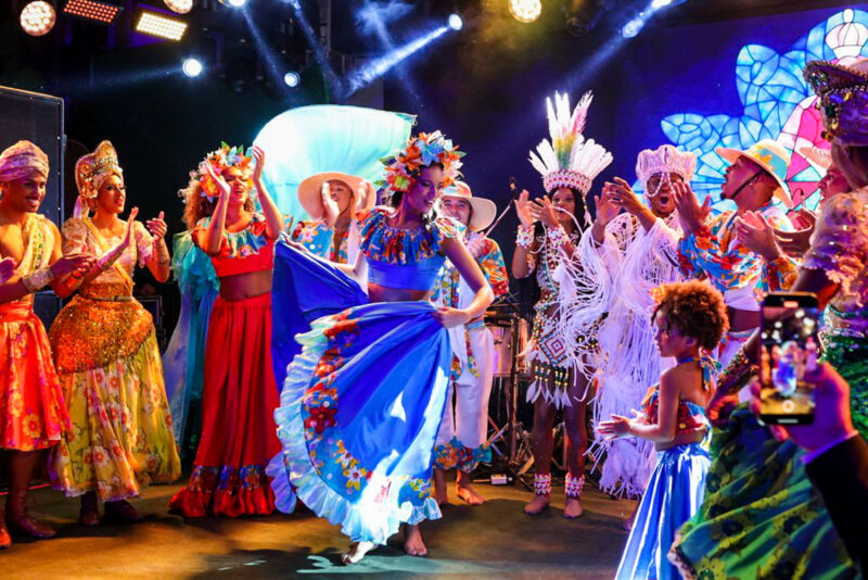 Iza como atração principal - Famosos prestigiam Baile de Máscaras do Fairmont Copacabana, no Rio de Janeiro