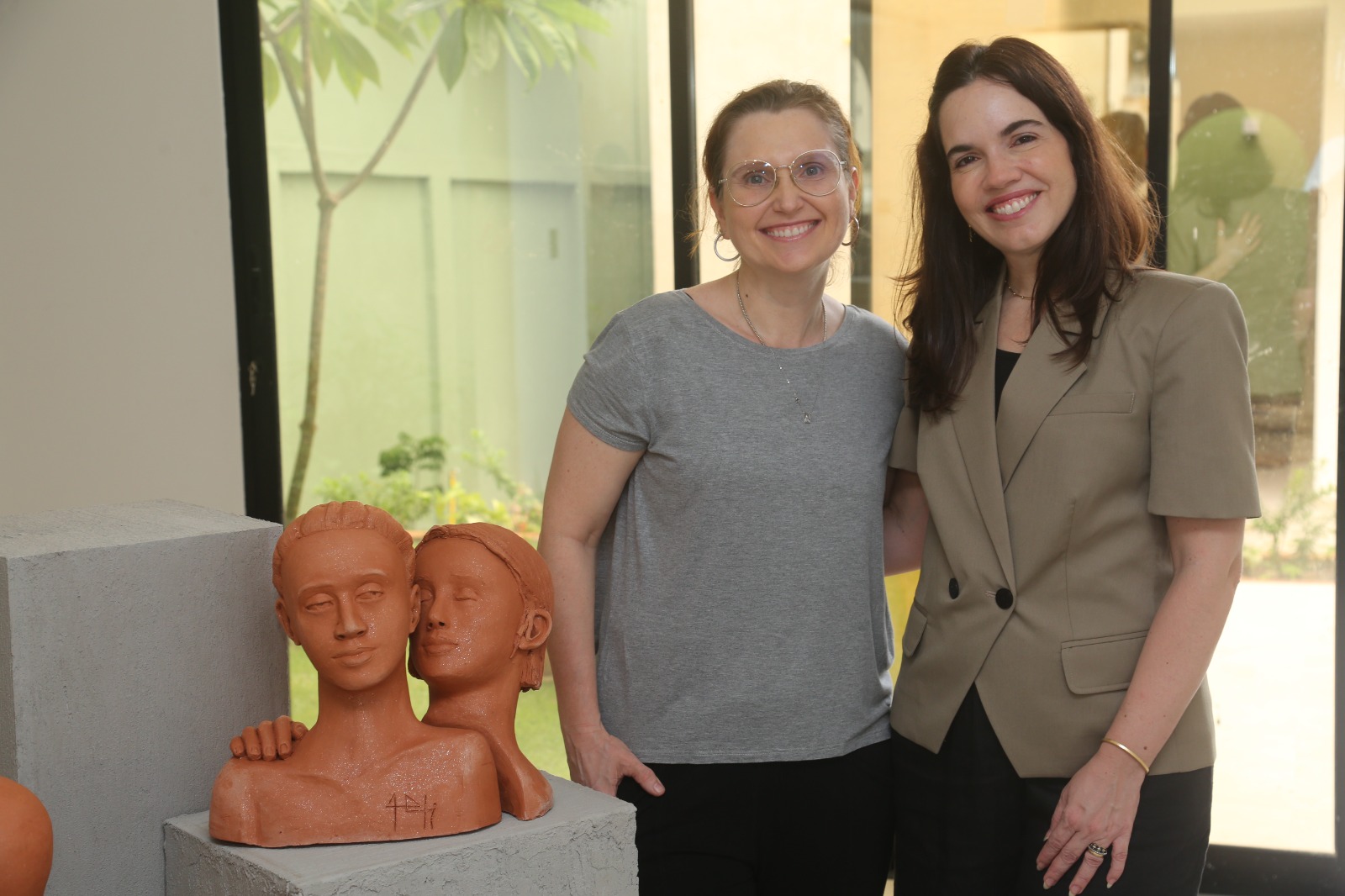 Andréa Dall'olio, Curadora Da Artesano, E Roberta Aguiar Tomaz, Arquiteta E Proprietária Da Galeria