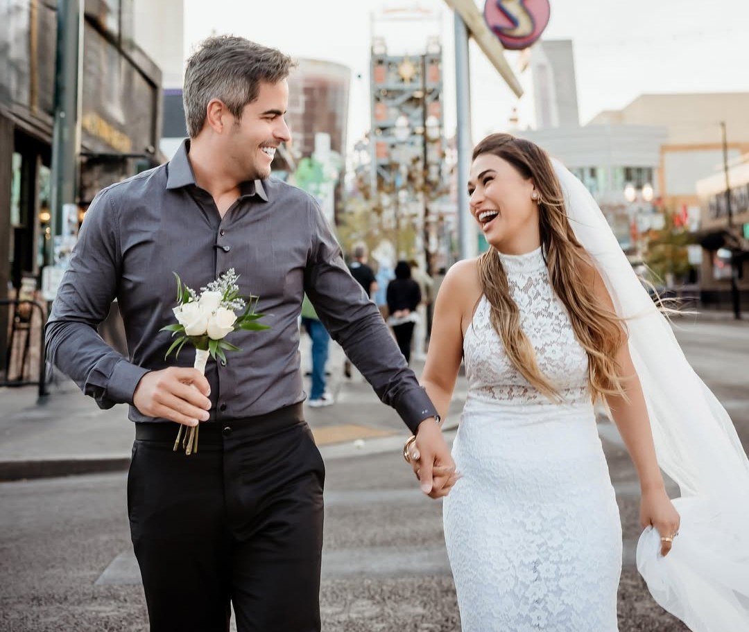 Simone Mendes e Kaká Diniz renovam votos de casamento em Las Vegas