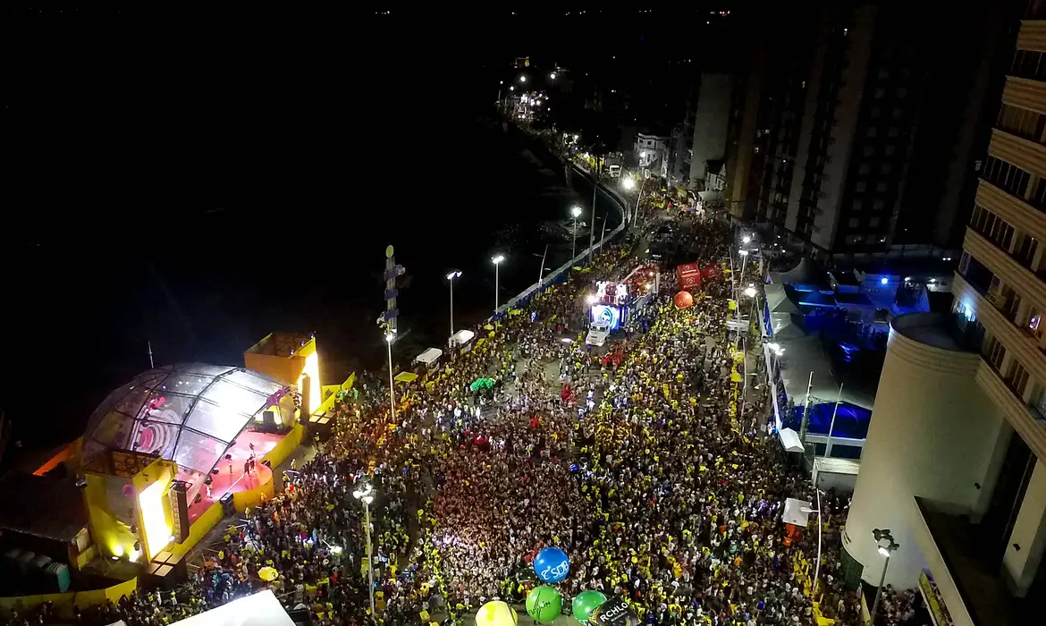 Turistas passam a prolongar estadia na Bahia após carnaval