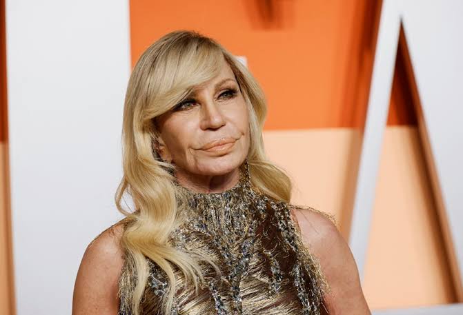 Donatella Versace deixa direção artística da grife após 27 anos