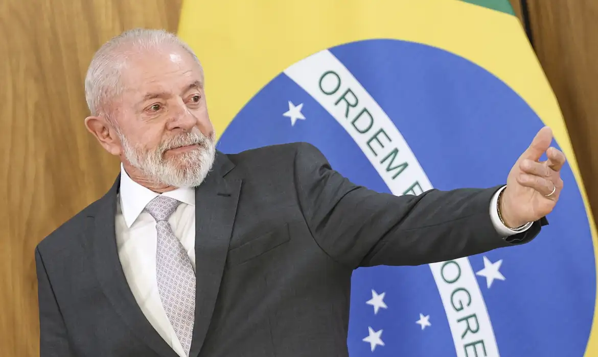 Em busca de acordos, Lula e autoridades embarcam para Ásia