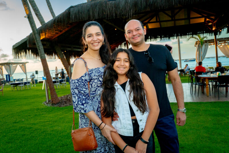 Point de Badalação - Comodoro Pompeu Vasconcelos e Mariana da Fonte recebem amigos no Iate Clube de Fortaleza