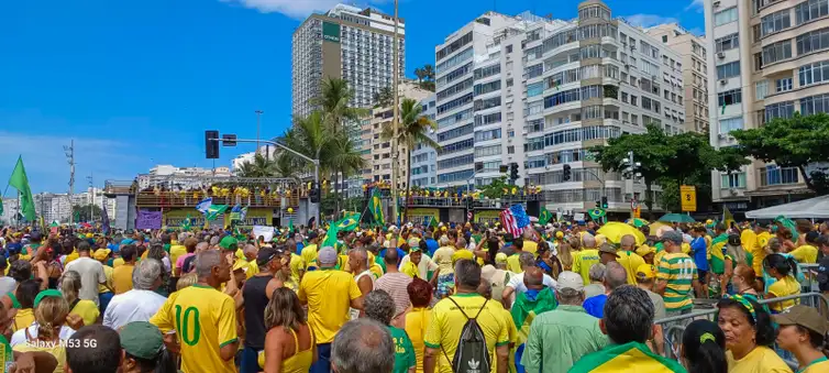 Bolsonaro afirma que não fugirá do país em manifestação no Rio de Janeiro