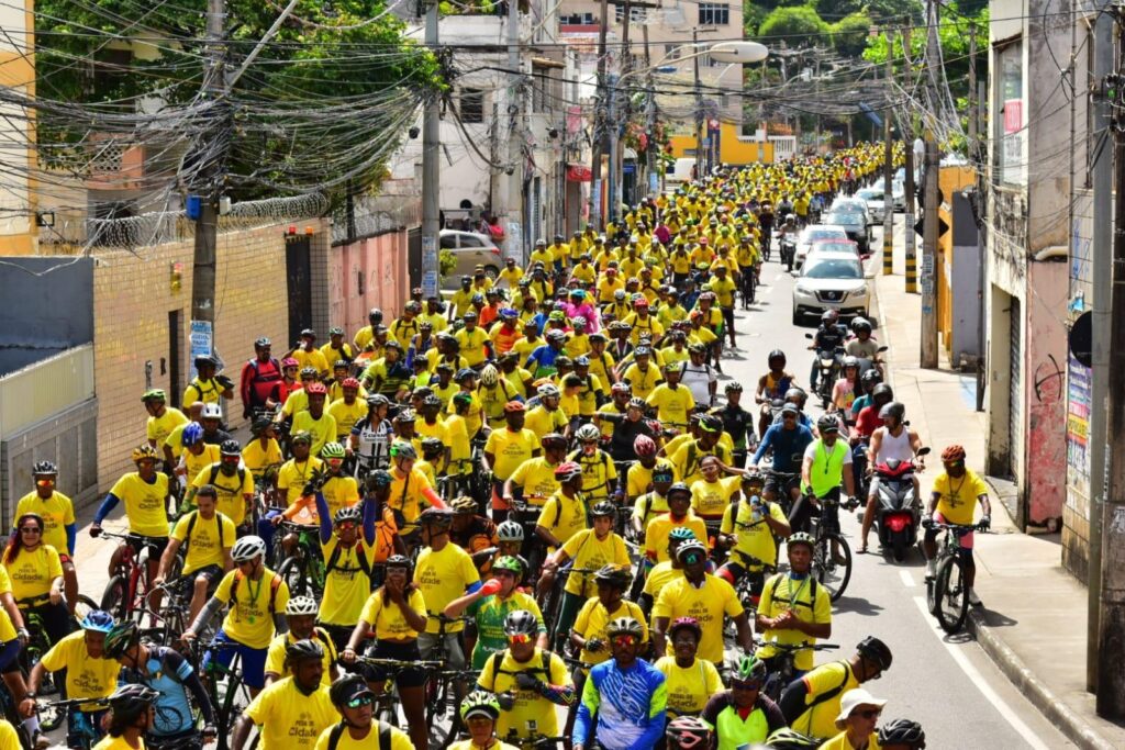 Ciclistas comemoram o aniversário de Salvador com pedal na orla